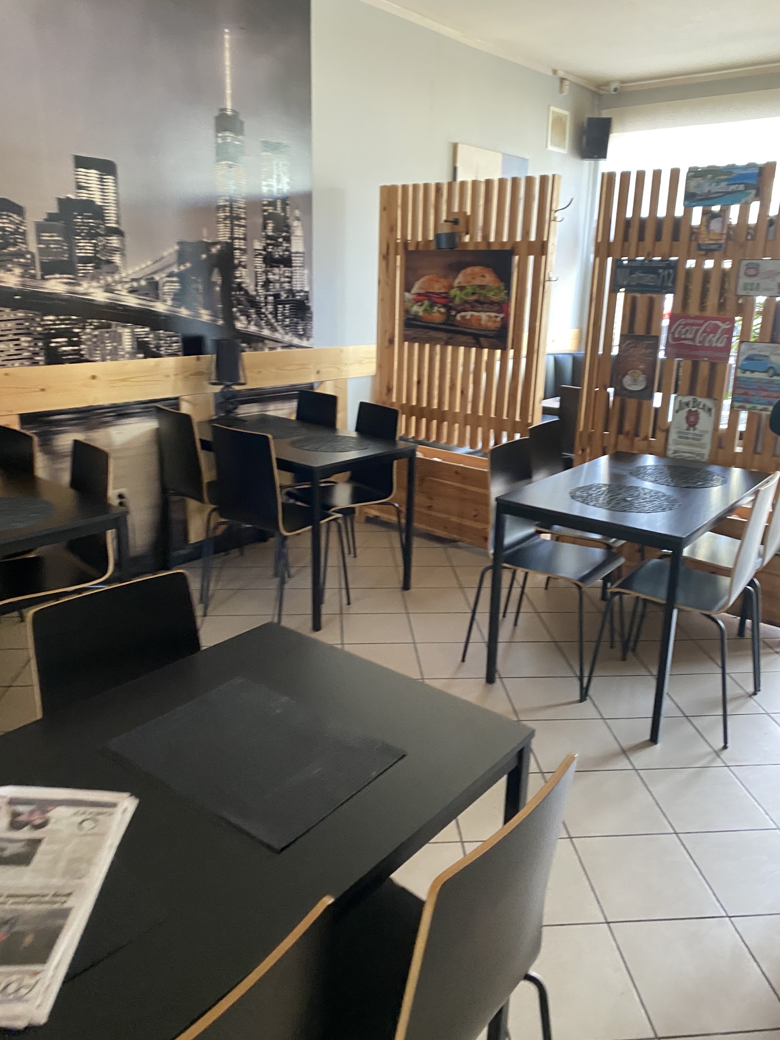 Sala restauracji Manhattan 21 w Dębnie z muralem nowojorskiej panoramy